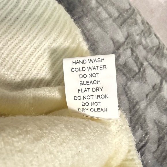 Cream Knit Short Sleeve Sweater
Size S/M - Picture 5 of 7